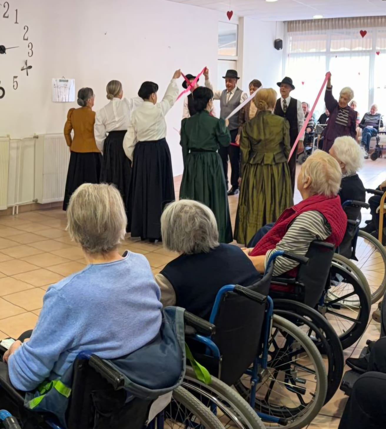 Folklorno društvo na placi ogrelo srca stanovalcev domov starejših