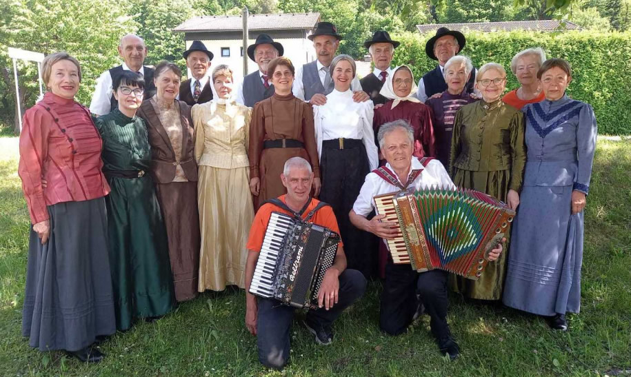 Člani društva Na Placi